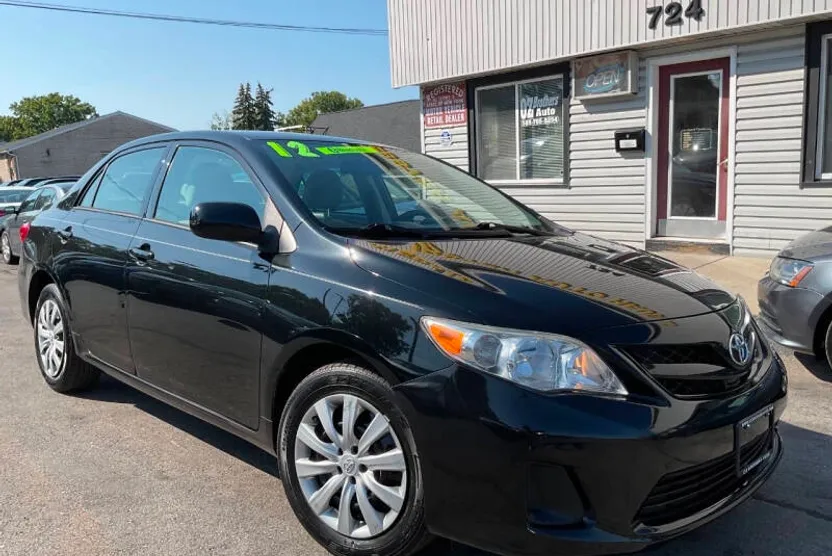 2012 Toyota Corolla LE photo 1