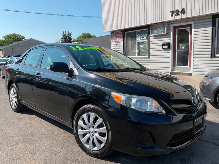 2012 Toyota Corolla LE photo 1