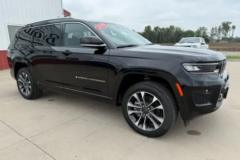 2025 Jeep Grand Cherokee Overland photo 3