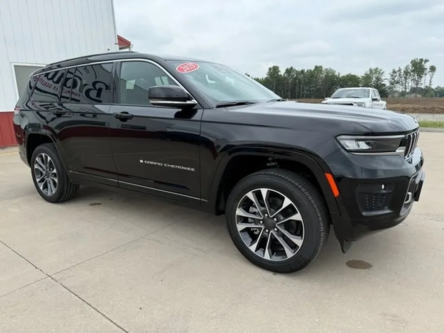 2025 Jeep Grand Cherokee Overland photo 3