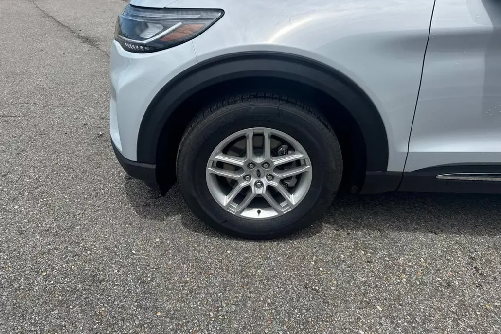 2025 Ford Explorer photo 1