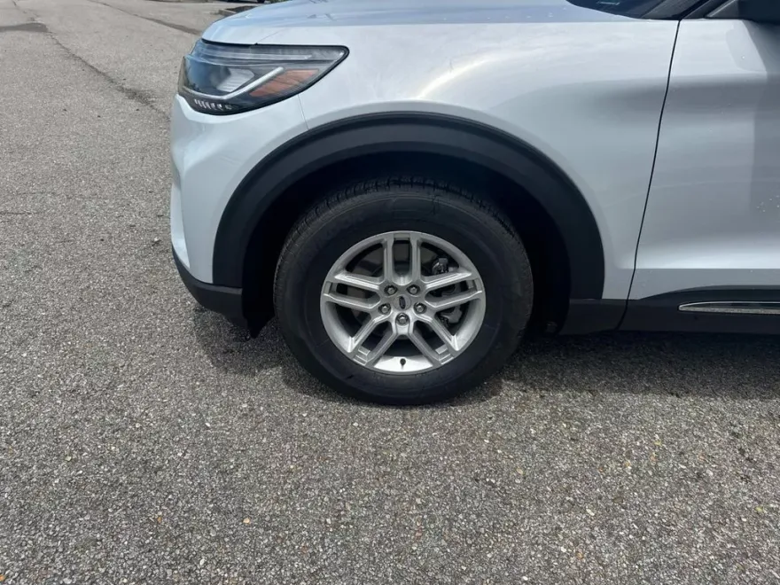 2025 Ford Explorer photo 1