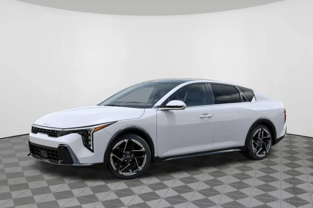 2025 Kia K4 GT-Line photo 1