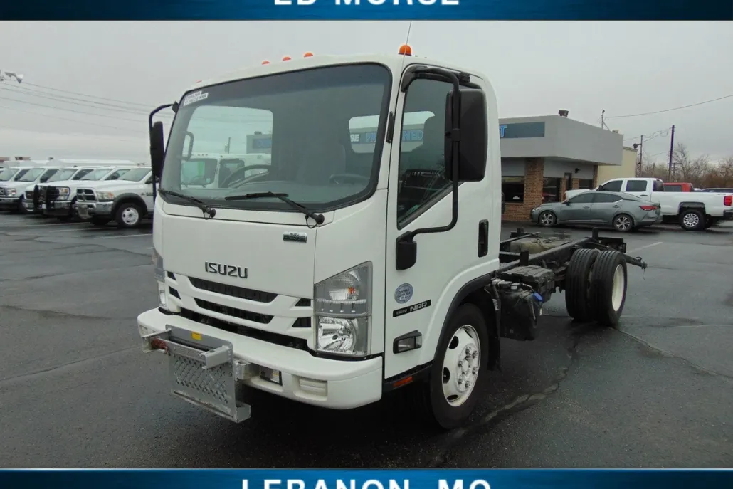 2017 Isuzu NRR photo 1