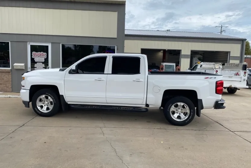 2017 Chevrolet Silverado 1500 LT photo 1