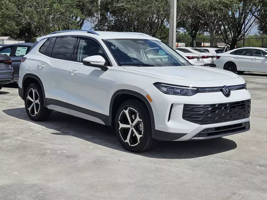 2025 Volkswagen Tiguan SE photo 1