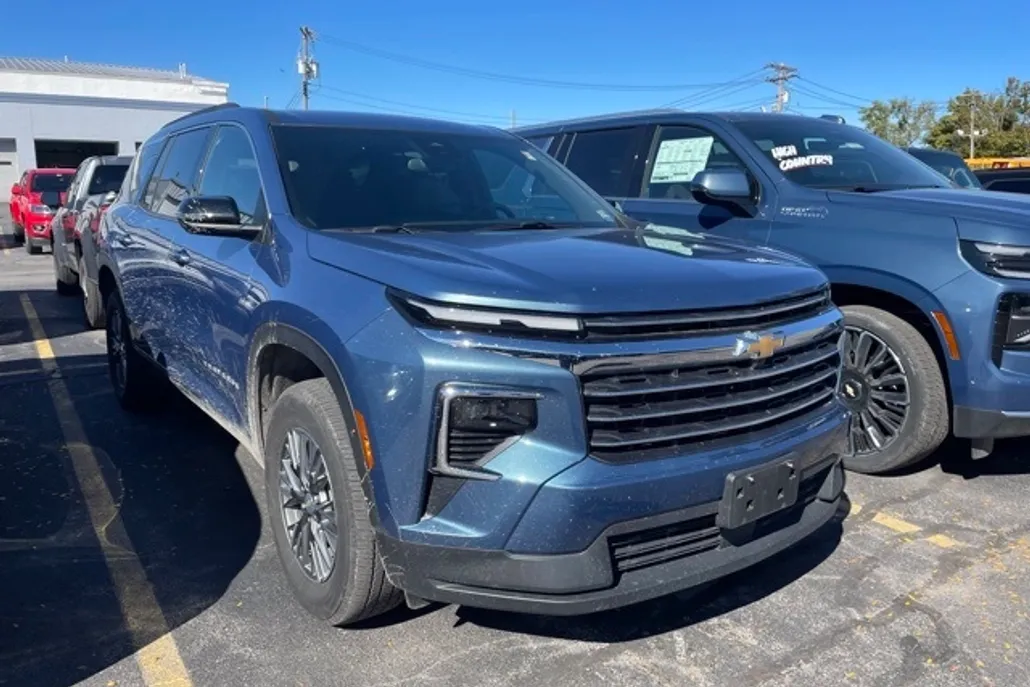 2025 Chevrolet Traverse 2LT photo 1