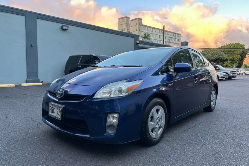 2010 Toyota Prius Three photo 1