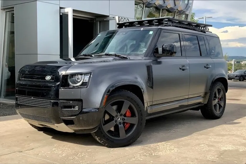 2024 Land Rover Defender 110 photo 1