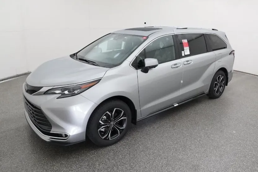 2025 Toyota Sienna Platinum photo 1