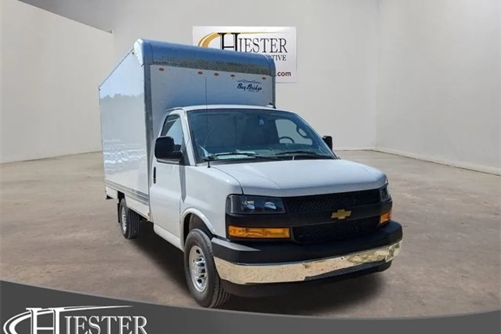 2025 Chevrolet Express 3500 Cutaway photo 1