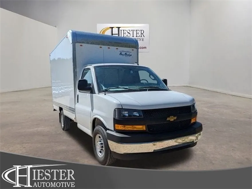 2025 Chevrolet Express 3500 Cutaway photo 1