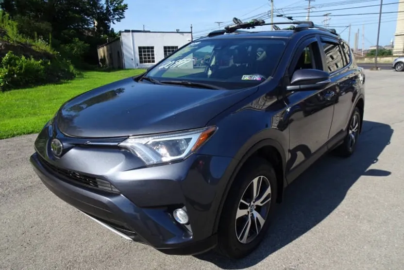 2018 Toyota RAV4 XLE photo 1