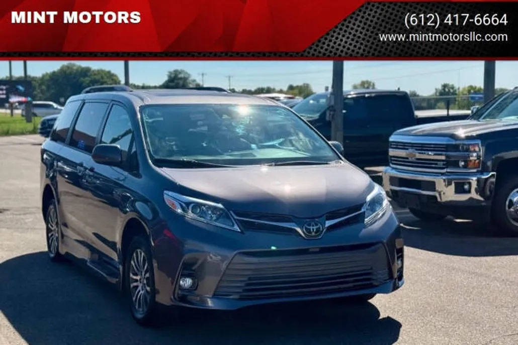2020 Toyota Sienna XLE photo 1