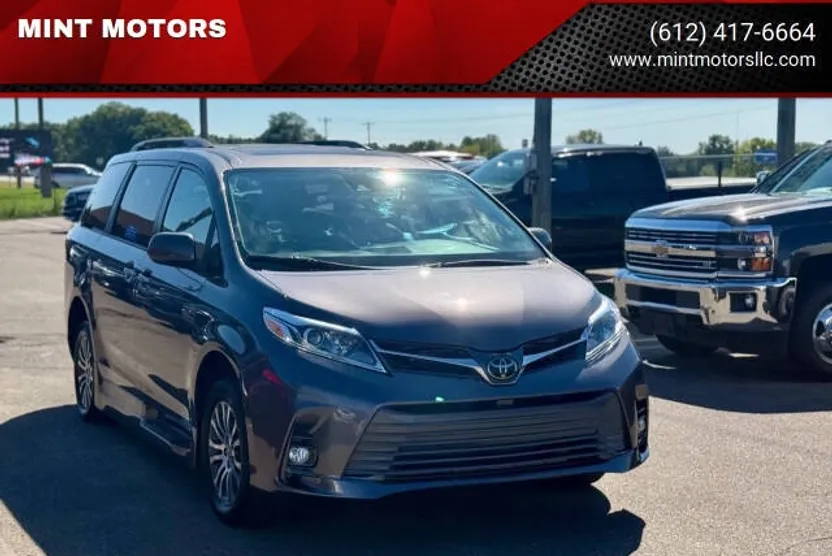 2020 Toyota Sienna XLE photo 1