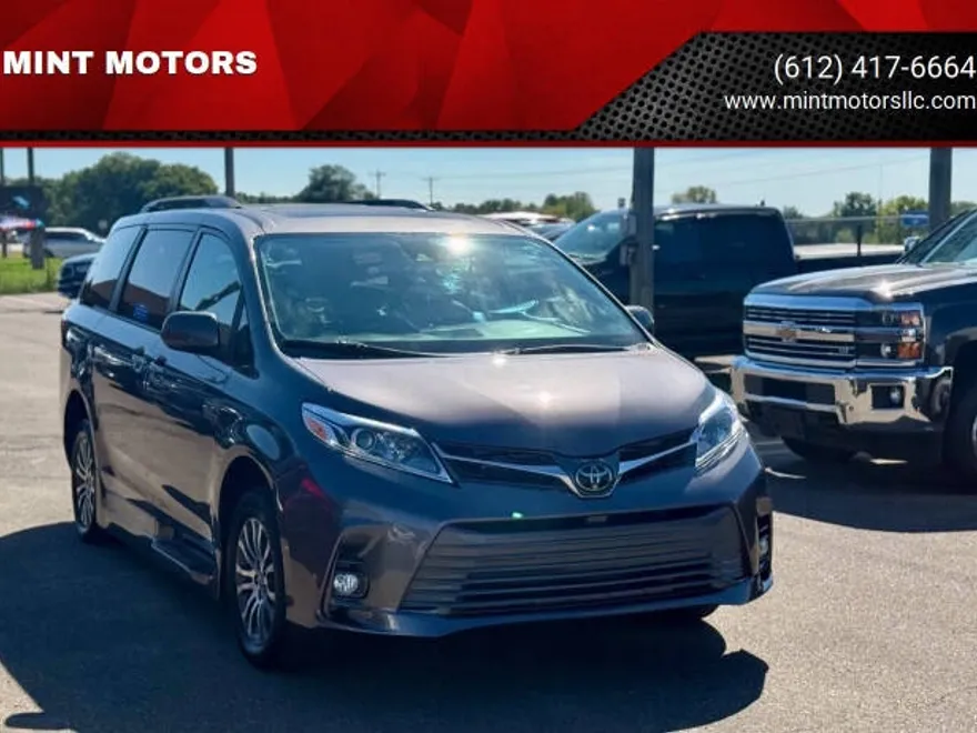 2020 Toyota Sienna XLE photo 1