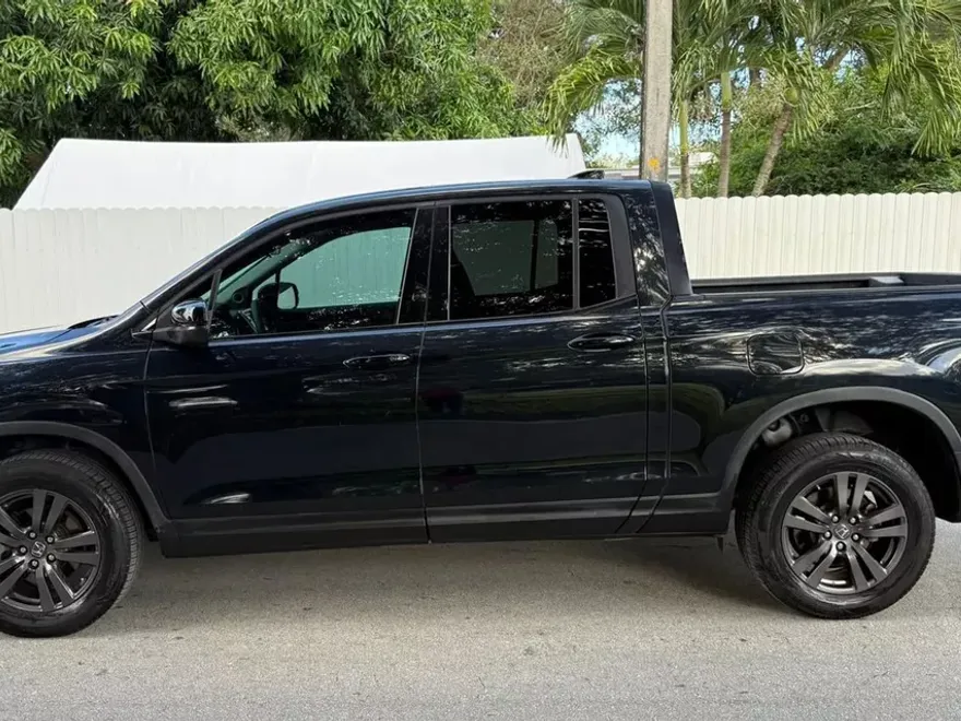 2017 Honda Ridgeline Sport photo 1