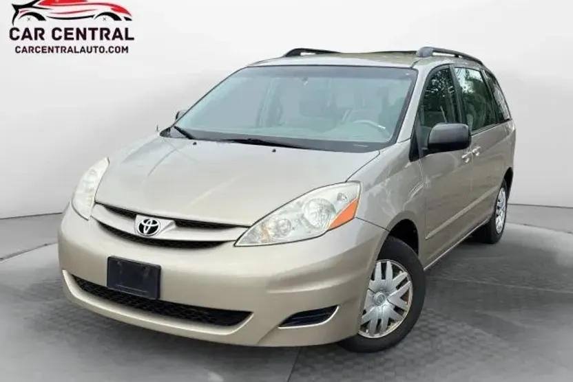 2010 Toyota Sienna CE photo 1