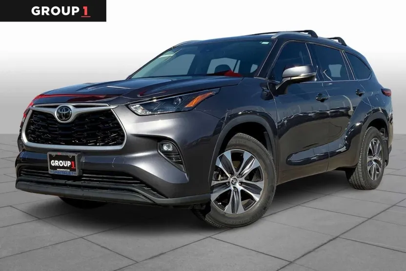 2022 Toyota Highlander XLE photo 1