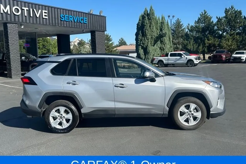2021 Toyota RAV4 XLE photo 1
