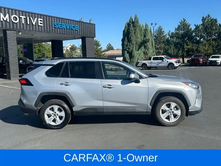 2021 Toyota RAV4 XLE photo 1