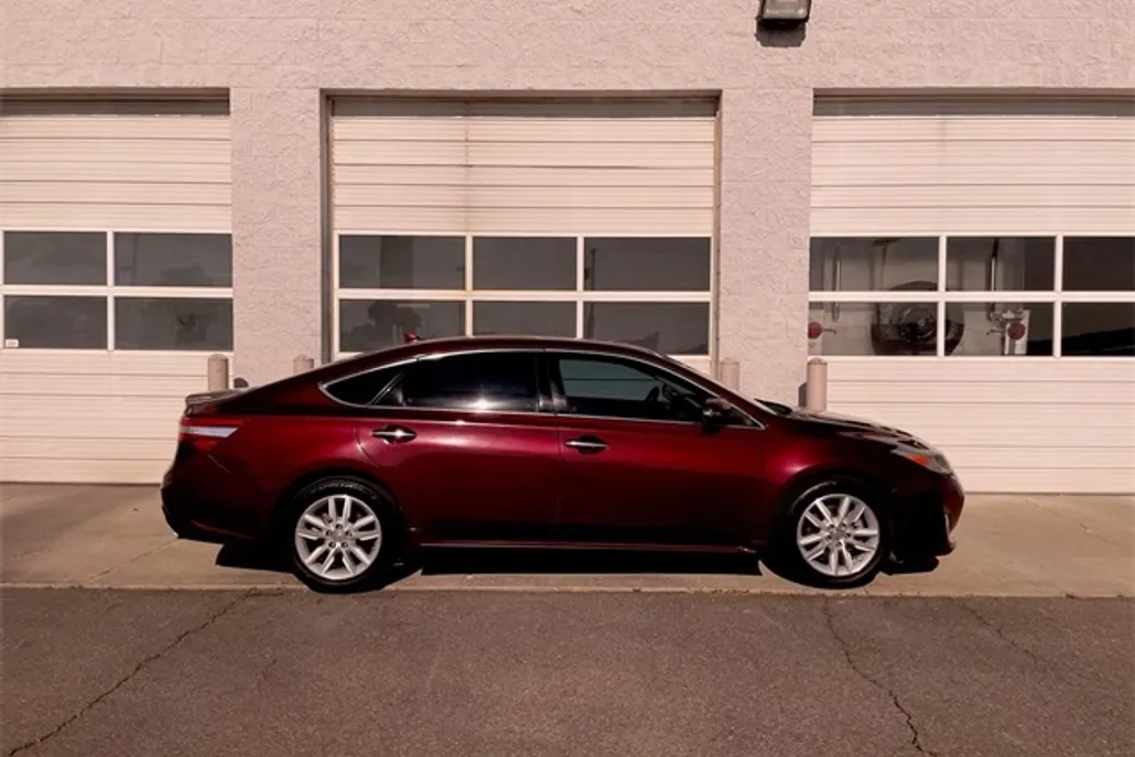 2015 Toyota Avalon Limited photo 1