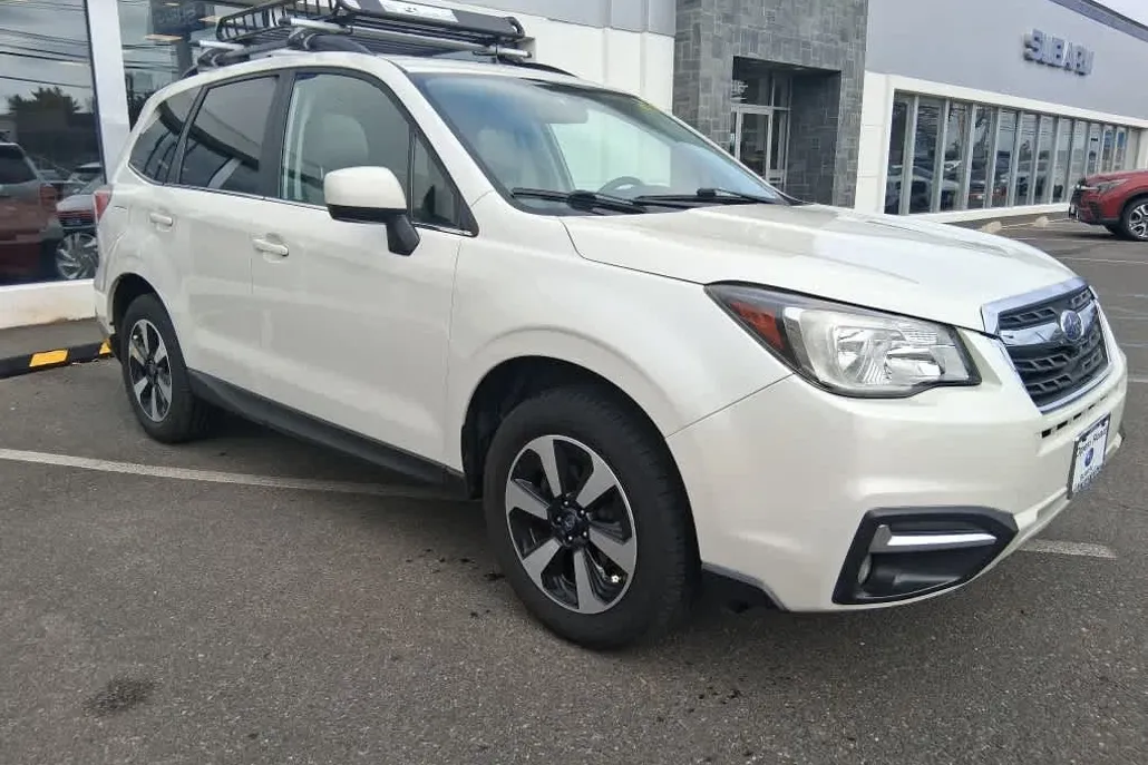 2017 Subaru Forester Limited photo 1