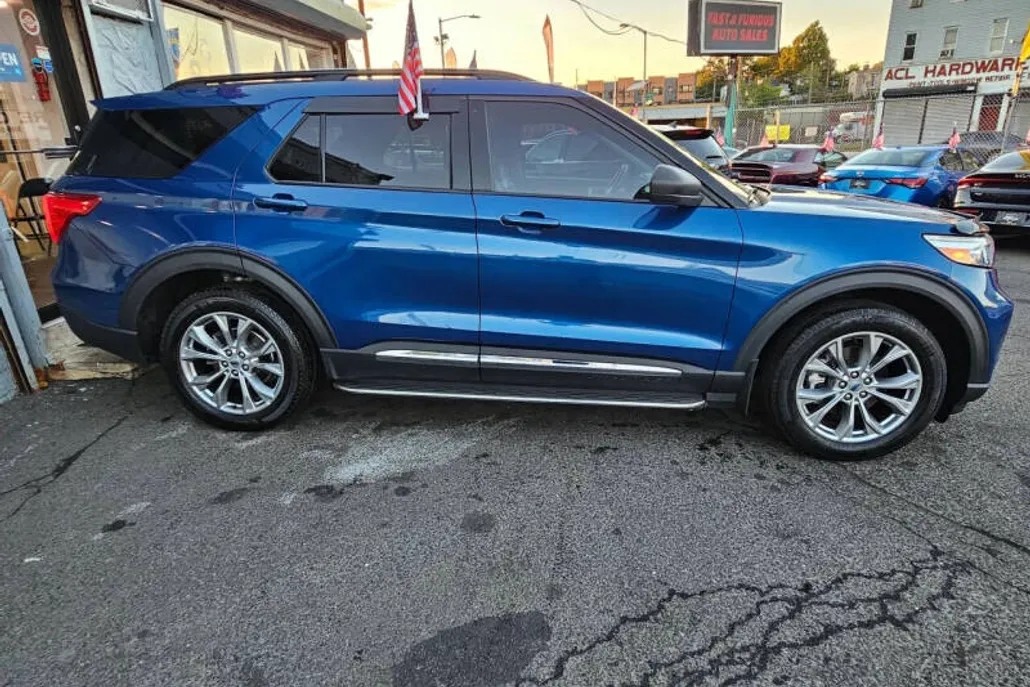 2022 Ford Explorer XLT photo 1