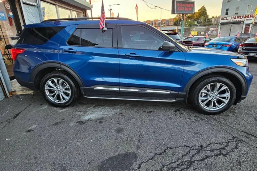 2022 Ford Explorer XLT photo 1