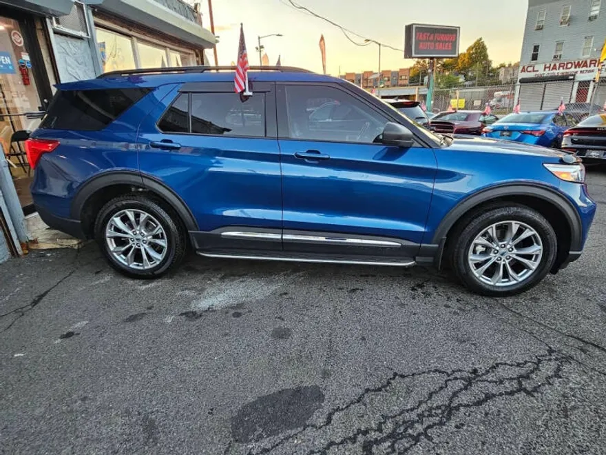 2022 Ford Explorer XLT photo 1