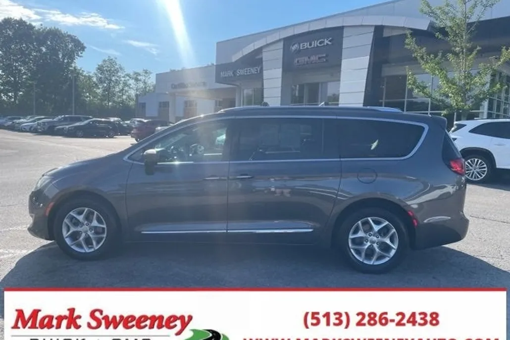 2017 Chrysler Pacifica Touring Plus photo 1