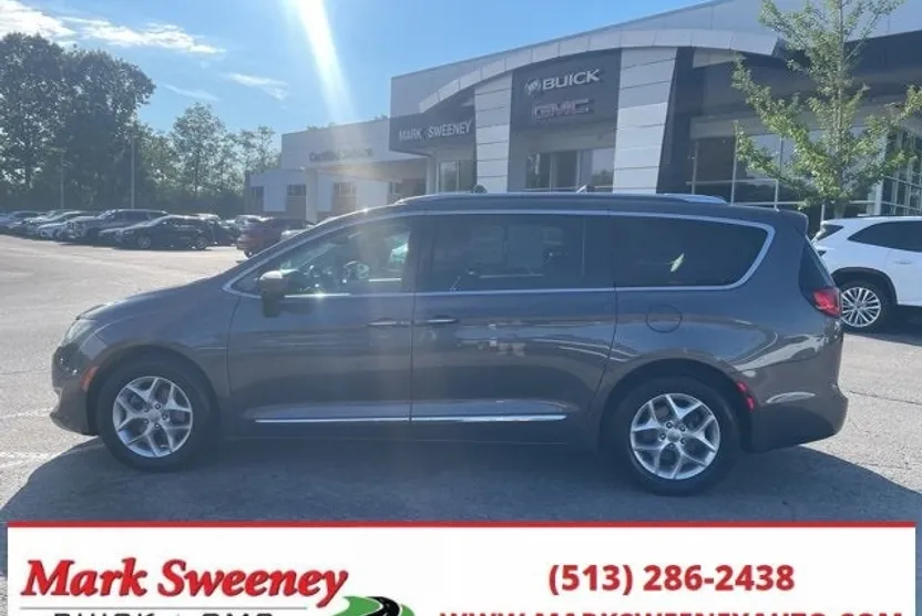 2017 Chrysler Pacifica Touring Plus photo 1