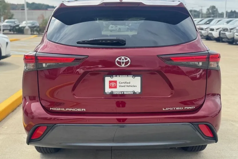 2024 Toyota Highlander Limited photo 1