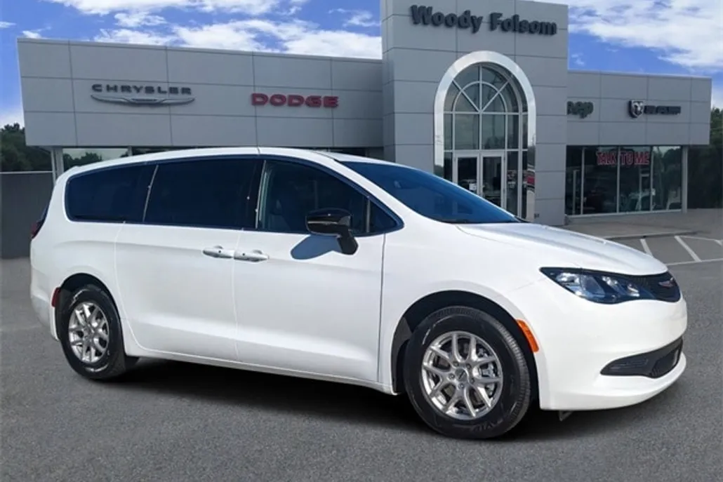 2025 Chrysler Voyager LX photo 1