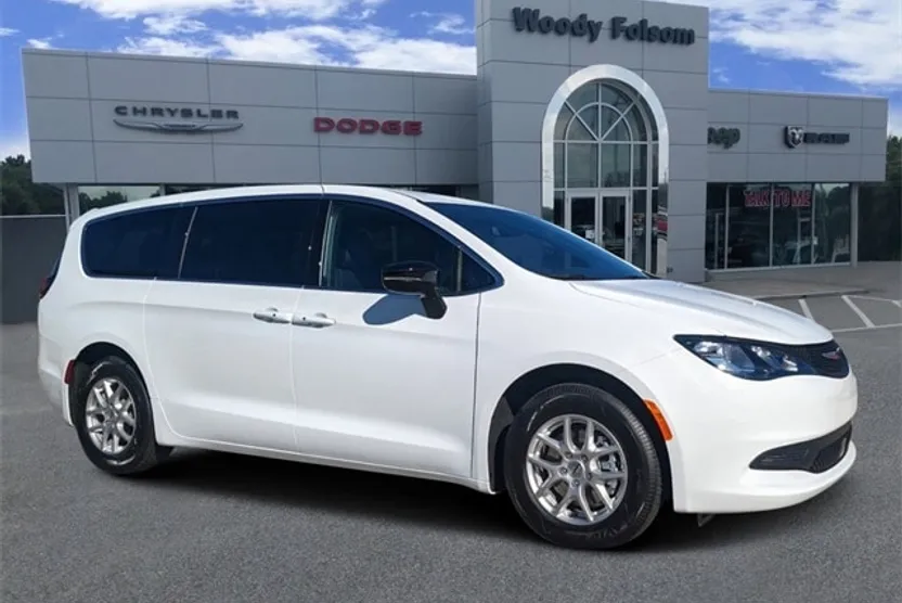 2025 Chrysler Voyager LX photo 1