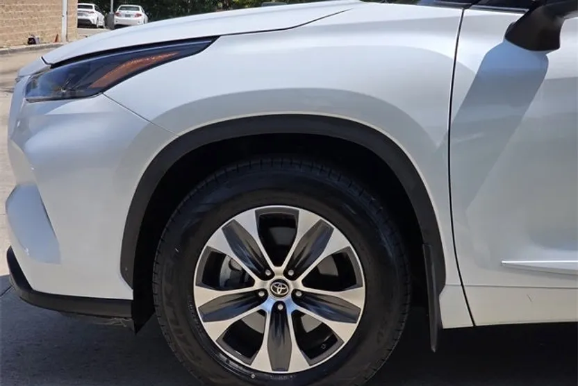 2023 Toyota Highlander XLE photo 1