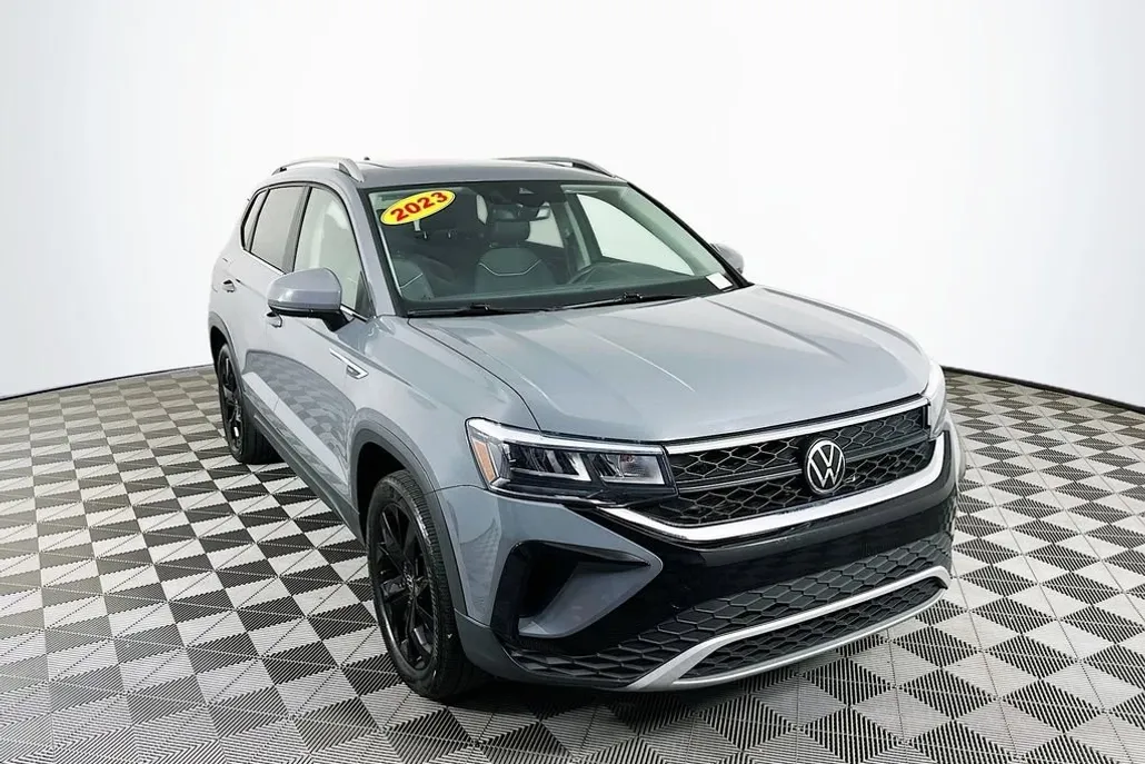 2023 Volkswagen Taos SE photo 1