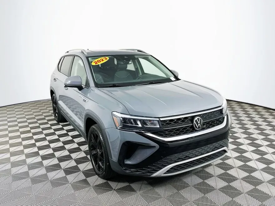 2023 Volkswagen Taos SE photo 1