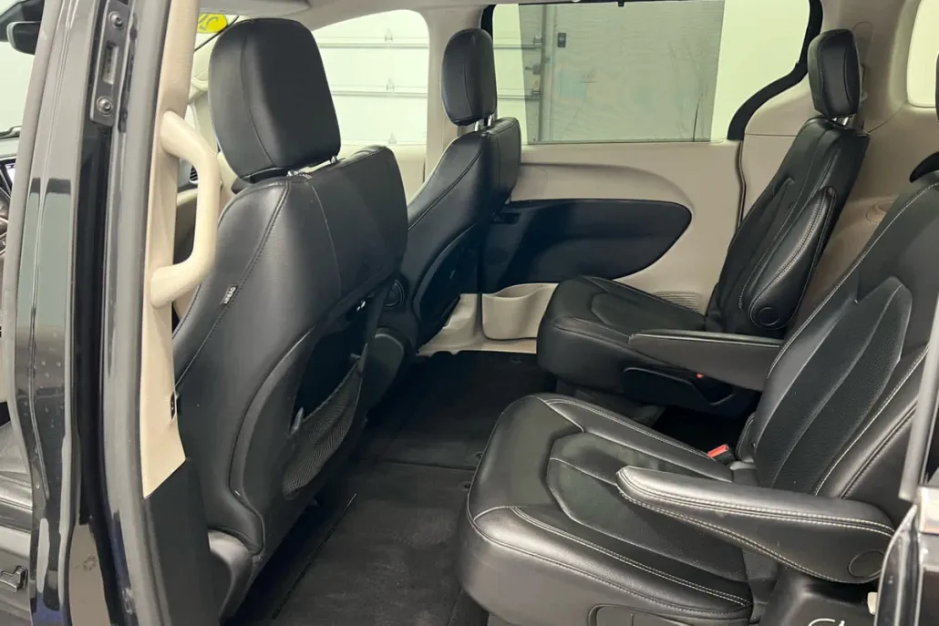 2022 Chrysler Pacifica Touring L photo 1