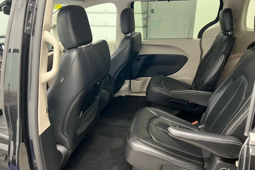2022 Chrysler Pacifica Touring L photo 1