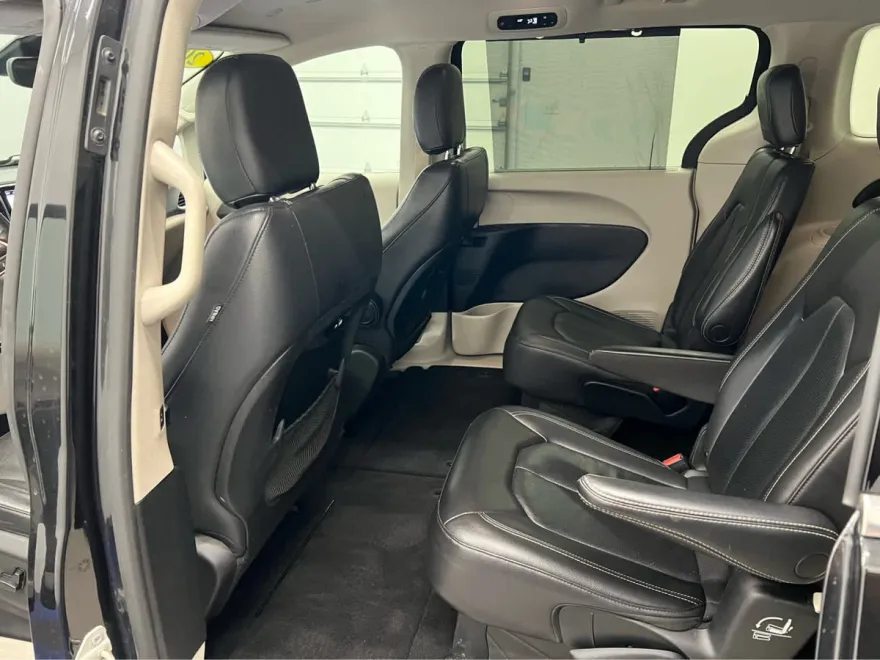 2022 Chrysler Pacifica Touring L photo 1
