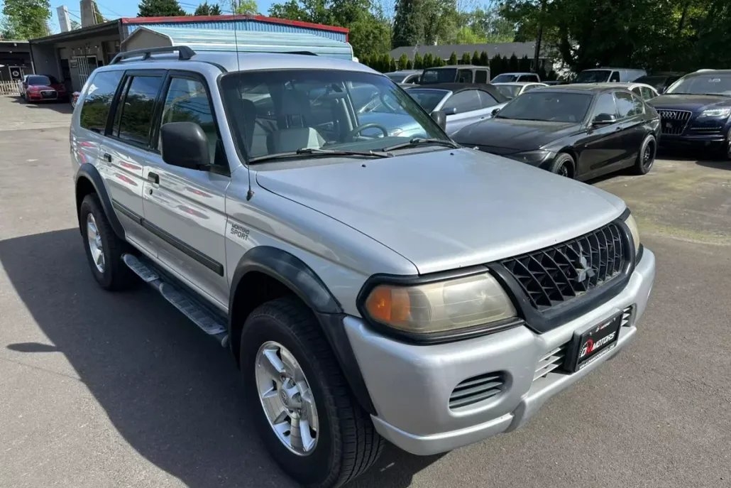 2003 Mitsubishi Montero Sport ES photo 1