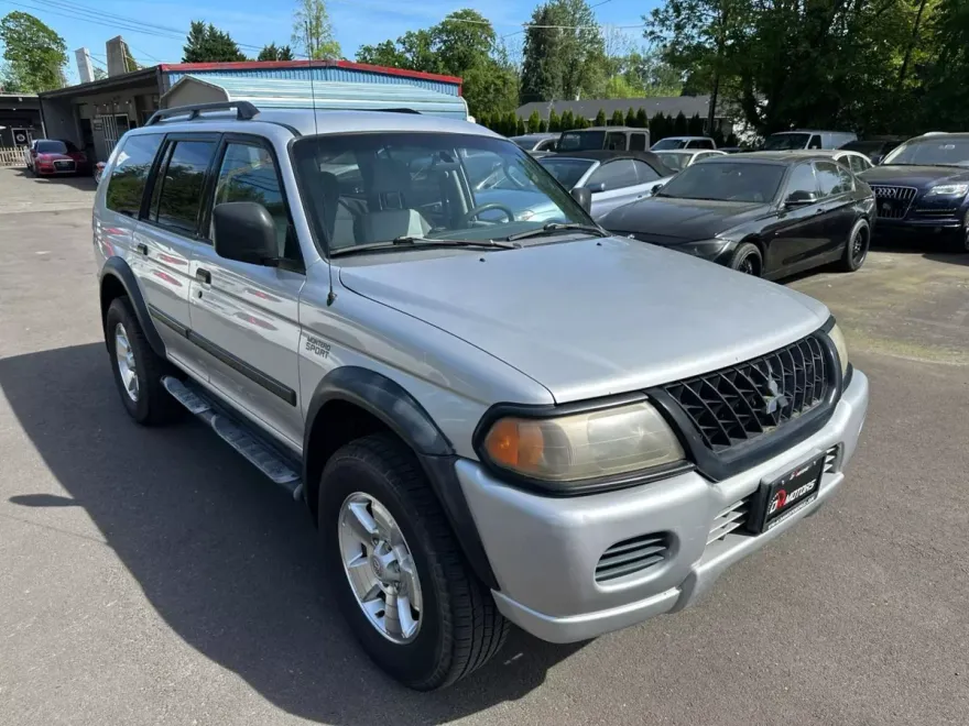 2003 Mitsubishi Montero Sport ES photo 1