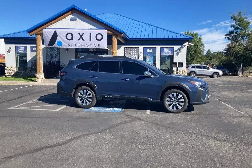 2023 Subaru Outback Touring photo 1