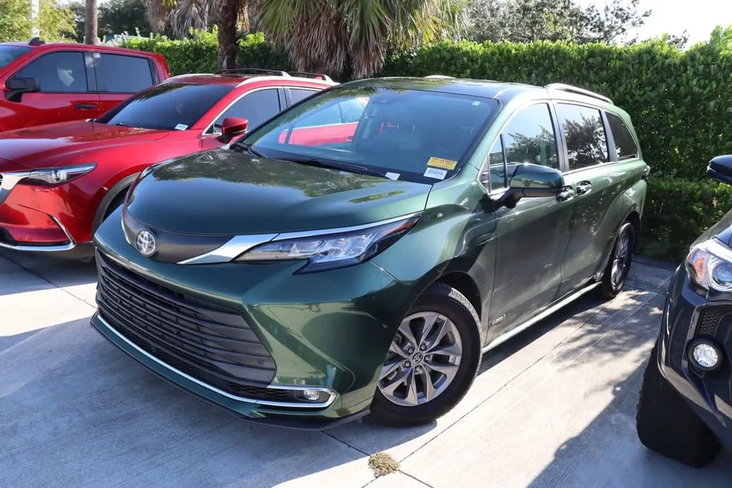 2021 Toyota Sienna XLE photo 1