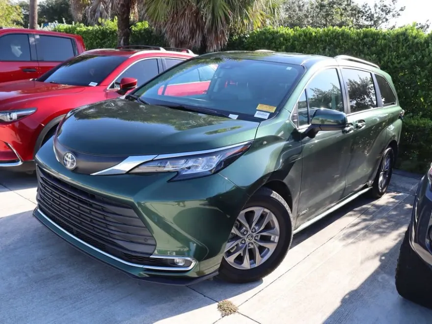 2021 Toyota Sienna XLE photo 1