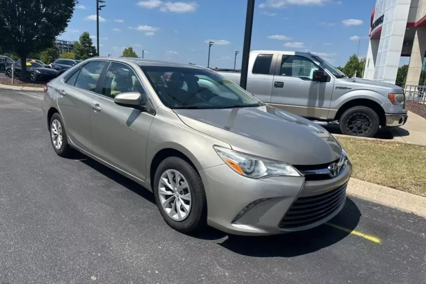 2016 Toyota Camry LE photo 1