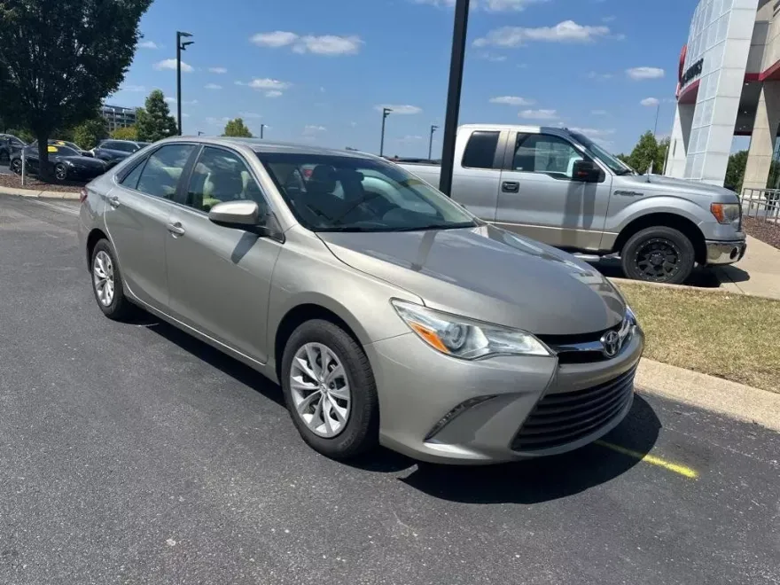 2016 Toyota Camry LE photo 1