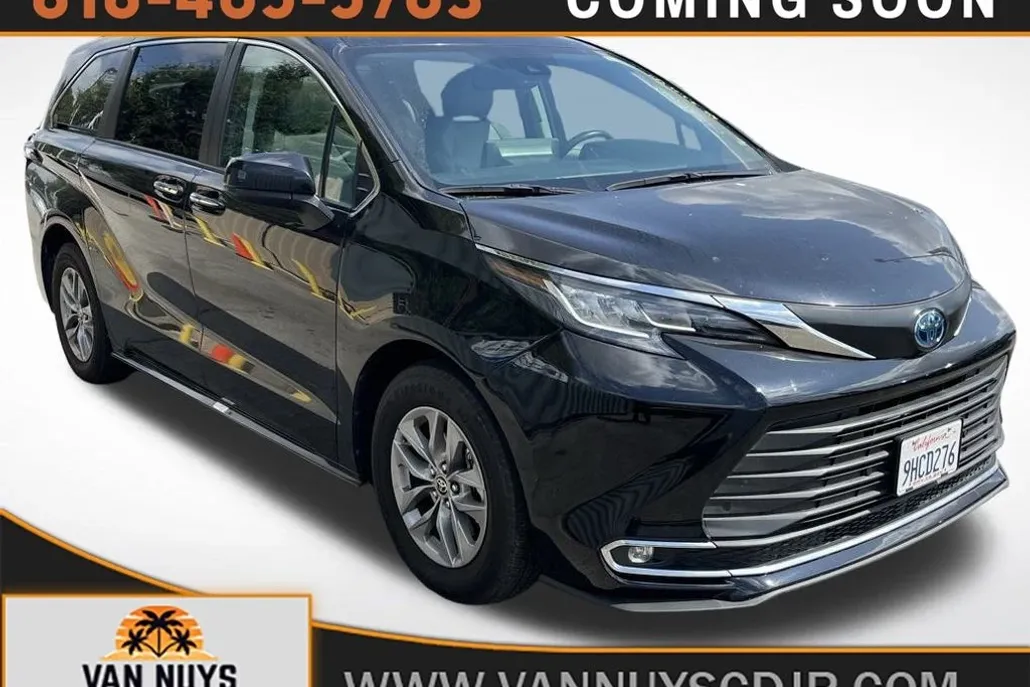 2023 Toyota Sienna XLE photo 1