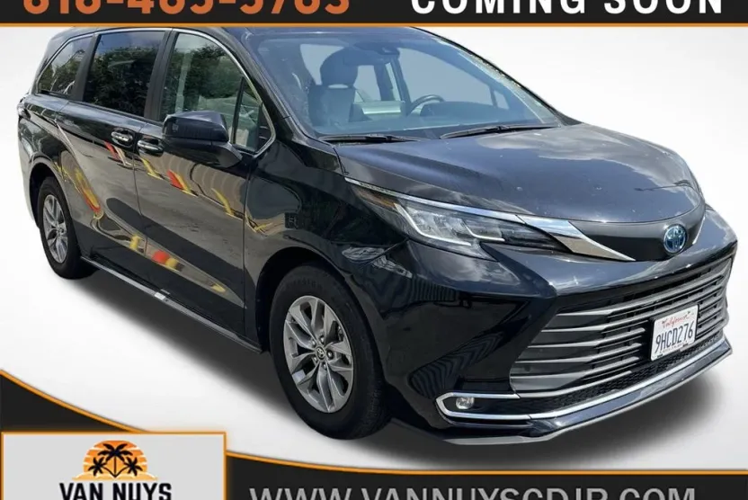 2023 Toyota Sienna XLE photo 1
